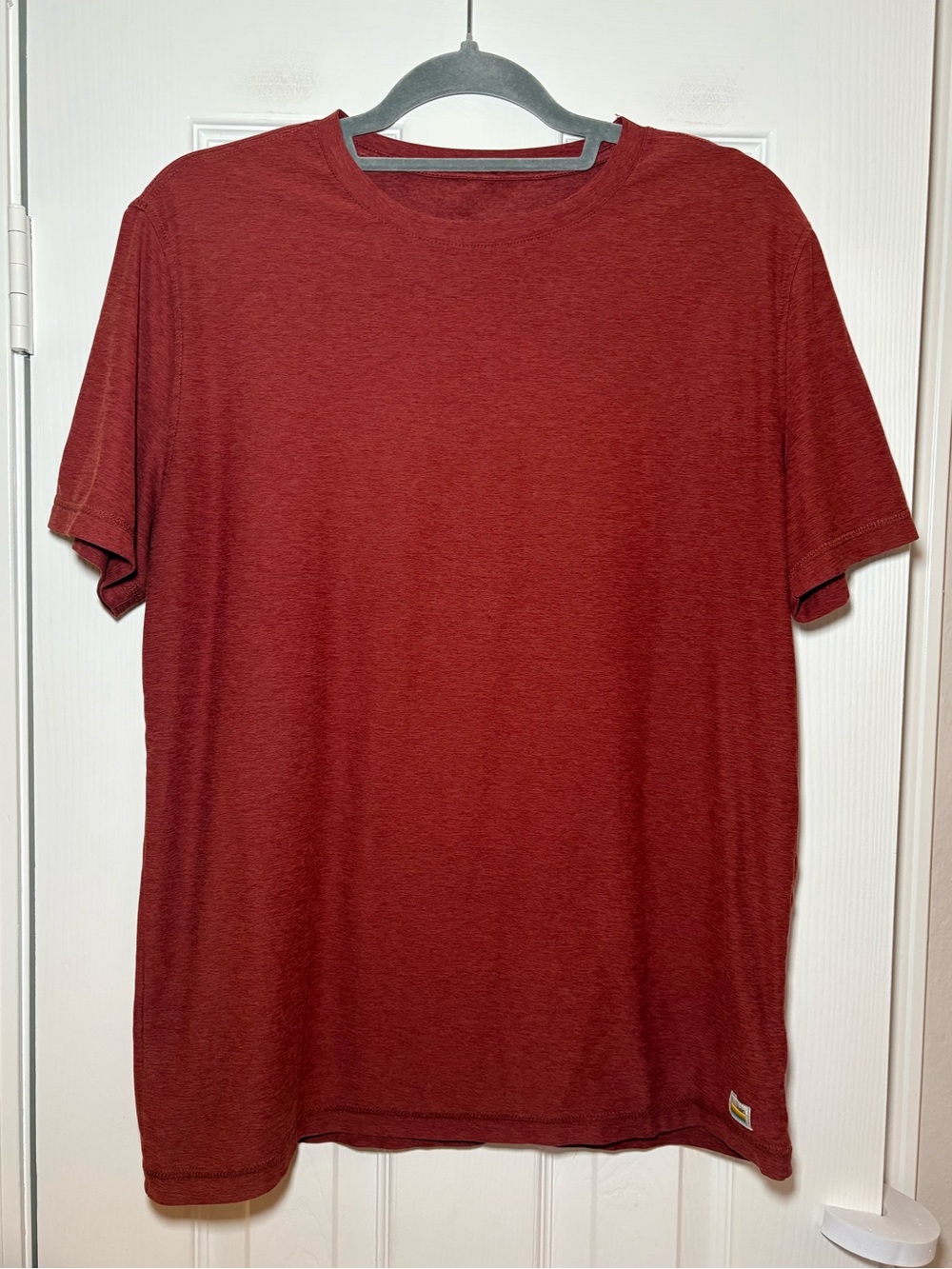 Vuori Strato Tech T-Shirt Men’s Medium Sour Cherry Heather